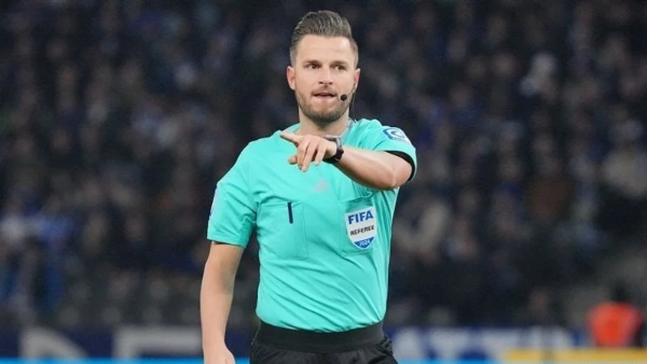 اشتهر بالبطاقات الحمراء .. من يكون الألماني دانيال شلاجر حكم قمة الأهلي وبيراميدز ؟